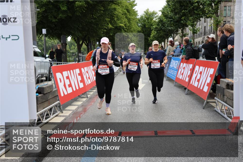 14.06.2026 - REWE Women's Run Strokosch-Dieckow http://msf.ph/oto/9787814 14.06.2026 10:21:33 Ziel 10174, 10212, 10520, 10607, 11249, 11256 meine-sportfotos.de