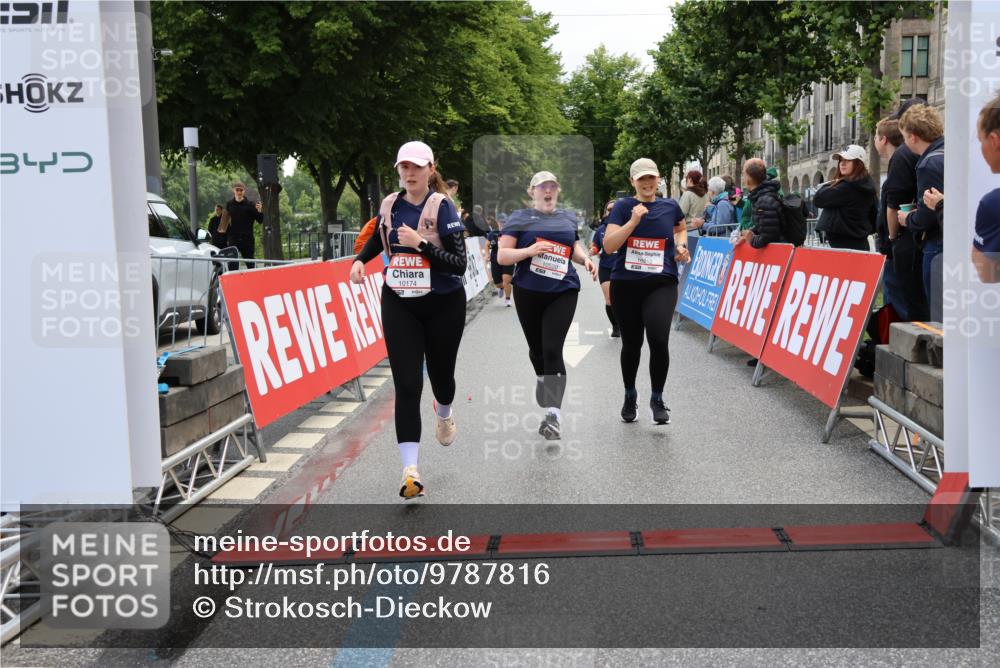 14.06.2026 - REWE Women's Run Strokosch-Dieckow http://msf.ph/oto/9787816 14.06.2026 10:21:33 Ziel 10174, 10212, 10520, 10607, 11249, 11256 meine-sportfotos.de