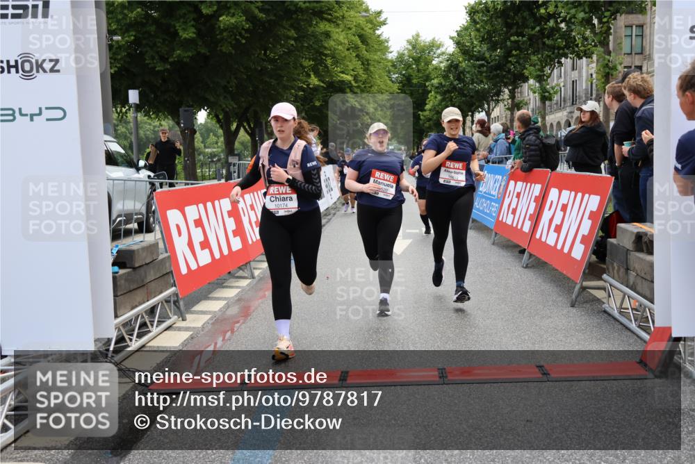 14.06.2026 - REWE Women's Run Strokosch-Dieckow http://msf.ph/oto/9787817 14.06.2026 10:21:33 Ziel 10174, 10212, 10520, 10607, 11249, 11256 meine-sportfotos.de