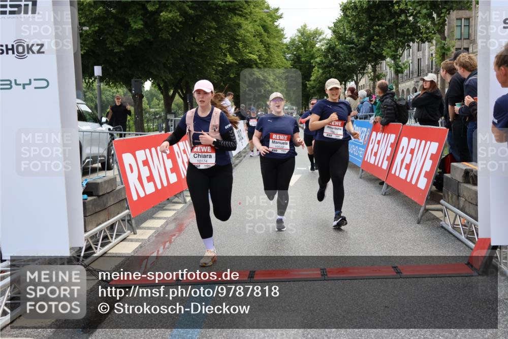 14.06.2026 - REWE Women's Run Strokosch-Dieckow http://msf.ph/oto/9787818 14.06.2026 10:21:33 Ziel 10174, 10212, 10520, 10607, 11249, 11256 meine-sportfotos.de