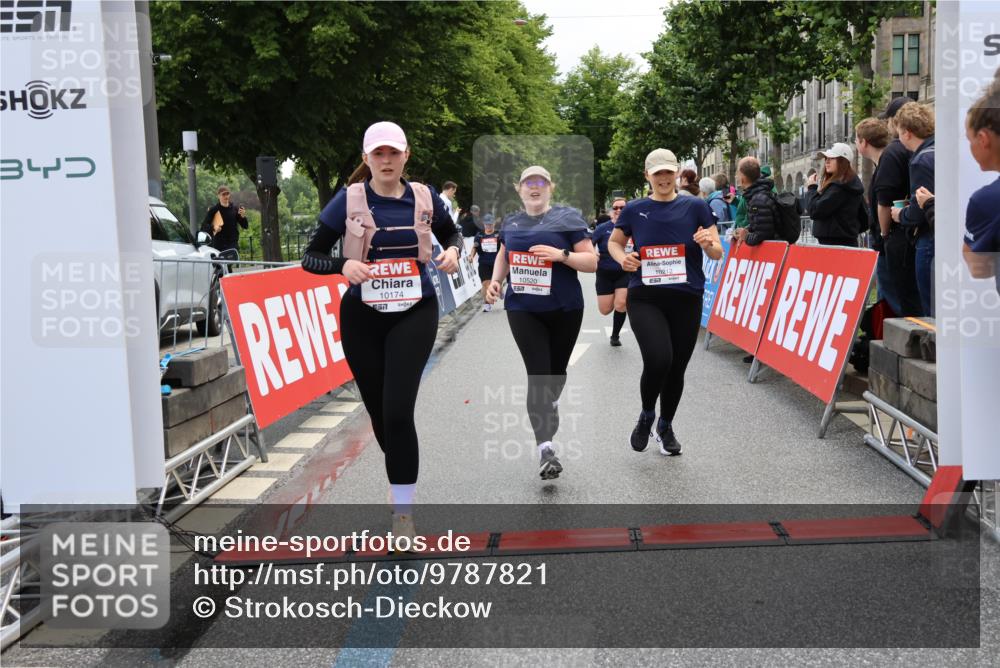 14.06.2026 - REWE Women's Run Strokosch-Dieckow http://msf.ph/oto/9787821 14.06.2026 10:21:33 Ziel 10174, 10212, 10520, 10607, 11249, 11256 meine-sportfotos.de