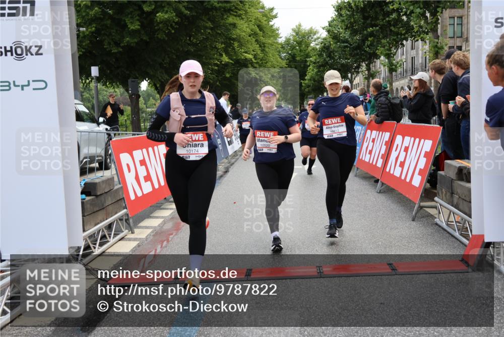 14.06.2026 - REWE Women's Run Strokosch-Dieckow http://msf.ph/oto/9787822 14.06.2026 10:21:33 Ziel 10174, 10212, 10520, 10607, 11249, 11256 meine-sportfotos.de