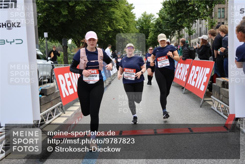 14.06.2026 - REWE Women's Run Strokosch-Dieckow http://msf.ph/oto/9787823 14.06.2026 10:21:33 Ziel 10174, 10212, 10520, 10607, 11249, 11256 meine-sportfotos.de