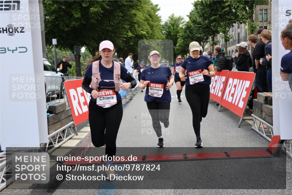 14.06.2026 - REWE Women's Run Strokosch-Dieckow http://msf.ph/oto/9787824 14.06.2026 10:21:33 Ziel 10174, 10212, 10520, 10607, 11249, 11256 meine-sportfotos.de