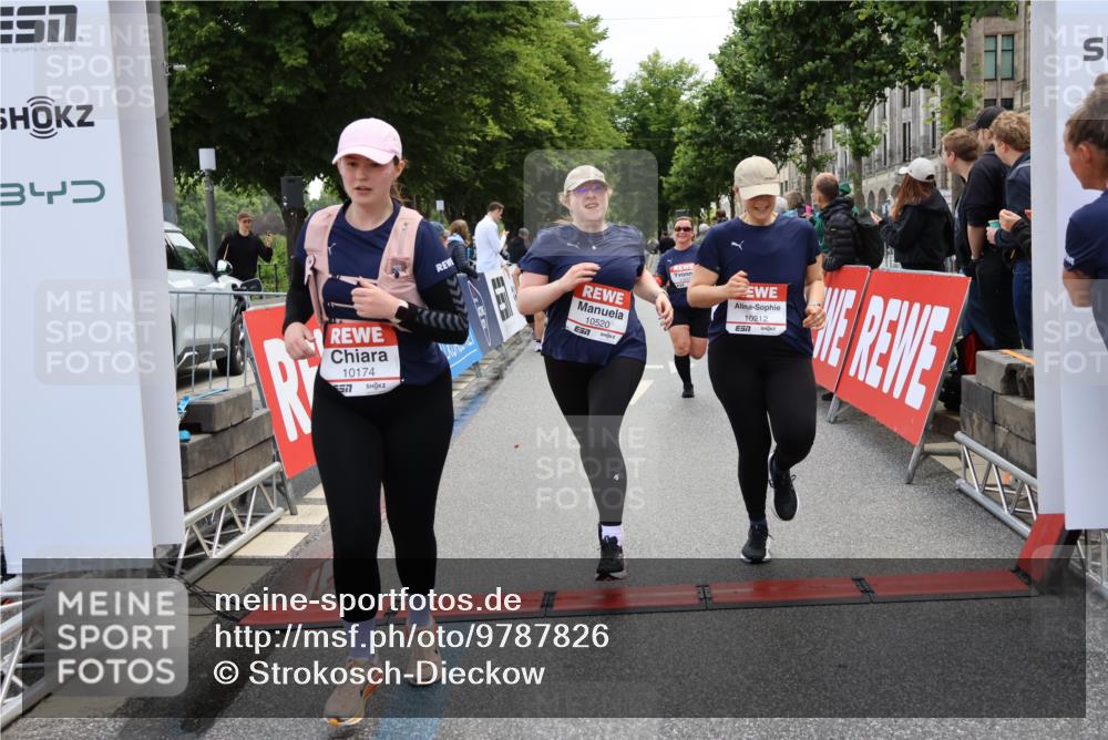 14.06.2026 - REWE Women's Run Strokosch-Dieckow http://msf.ph/oto/9787826 14.06.2026 10:21:33 Ziel 10174, 10212, 10520, 10607, 11249, 11256 meine-sportfotos.de