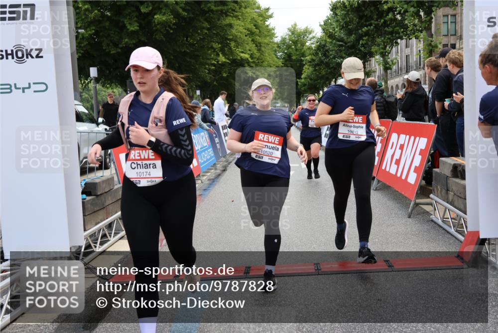 14.06.2026 - REWE Women's Run Strokosch-Dieckow http://msf.ph/oto/9787828 14.06.2026 10:21:33 Ziel 10174, 10212, 10520, 10607, 11249, 11256 meine-sportfotos.de