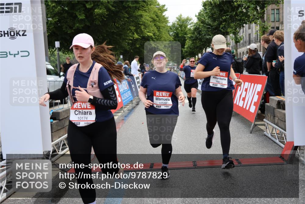 14.06.2026 - REWE Women's Run Strokosch-Dieckow http://msf.ph/oto/9787829 14.06.2026 10:21:34 Ziel 10174, 10212, 10520, 10607, 11249, 11256 meine-sportfotos.de