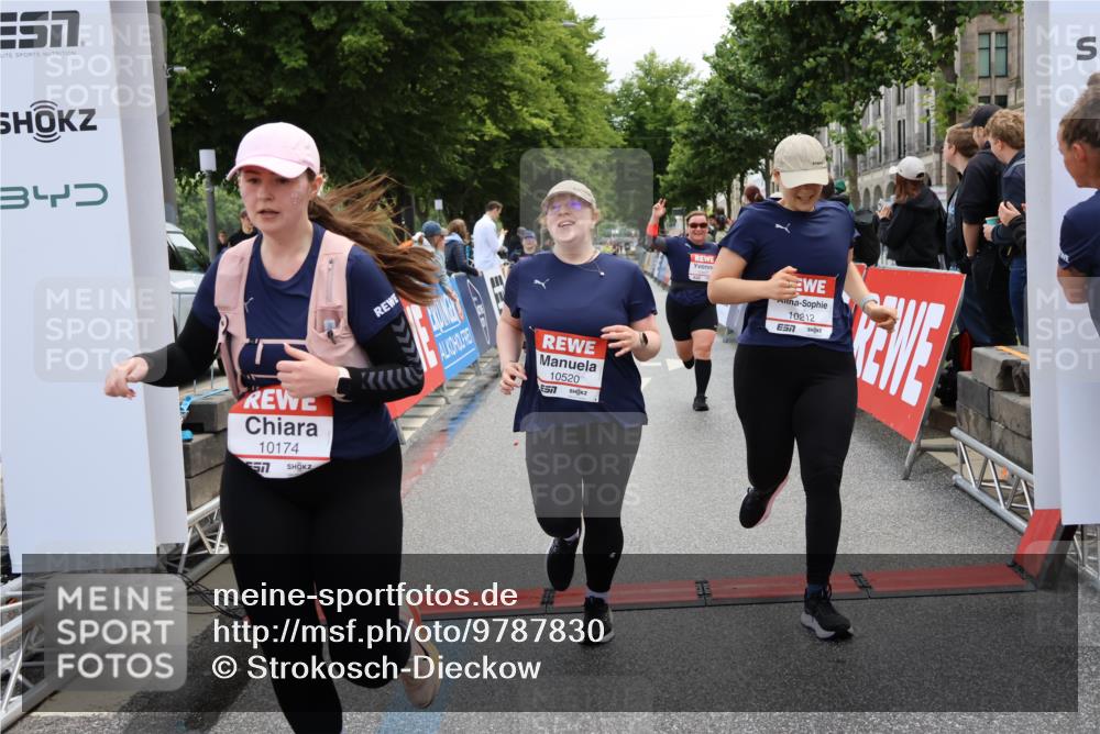 14.06.2026 - REWE Women's Run Strokosch-Dieckow http://msf.ph/oto/9787830 14.06.2026 10:21:34 Ziel 10174, 10212, 10520, 10607, 11249, 11256 meine-sportfotos.de