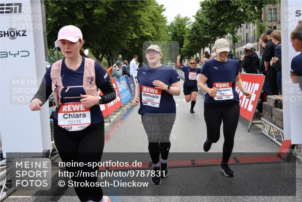 14.06.2026 - REWE Women's Run Strokosch-Dieckow http://msf.ph/oto/9787831 14.06.2026 10:21:34 Ziel 10174, 10212, 10520, 10607, 11249, 11256 meine-sportfotos.de