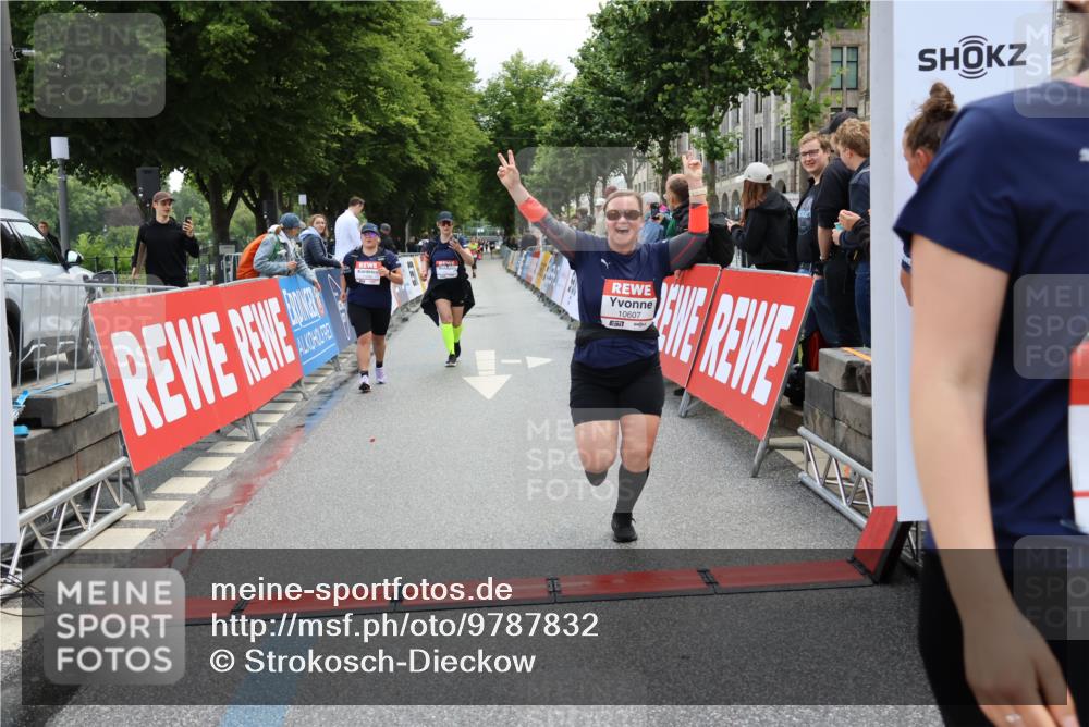 14.06.2026 - REWE Women's Run Strokosch-Dieckow http://msf.ph/oto/9787832 14.06.2026 10:21:35 Ziel 10174, 10212, 10520, 10607, 10714, 11249, 11256 meine-sportfotos.de