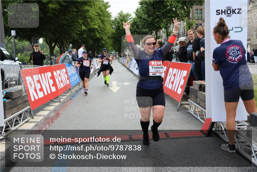 14.06.2026 - REWE Women's Run Strokosch-Dieckow http://msf.ph/oto/9787838 14.06.2026 10:21:35 Ziel 10174, 10212, 10520, 10607, 10714, 11249, 11256 meine-sportfotos.de