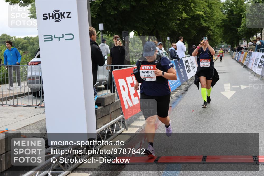 14.06.2026 - REWE Women's Run Strokosch-Dieckow http://msf.ph/oto/9787842 14.06.2026 10:21:37 Ziel 10174, 10212, 10520, 10607, 10714, 11256 meine-sportfotos.de