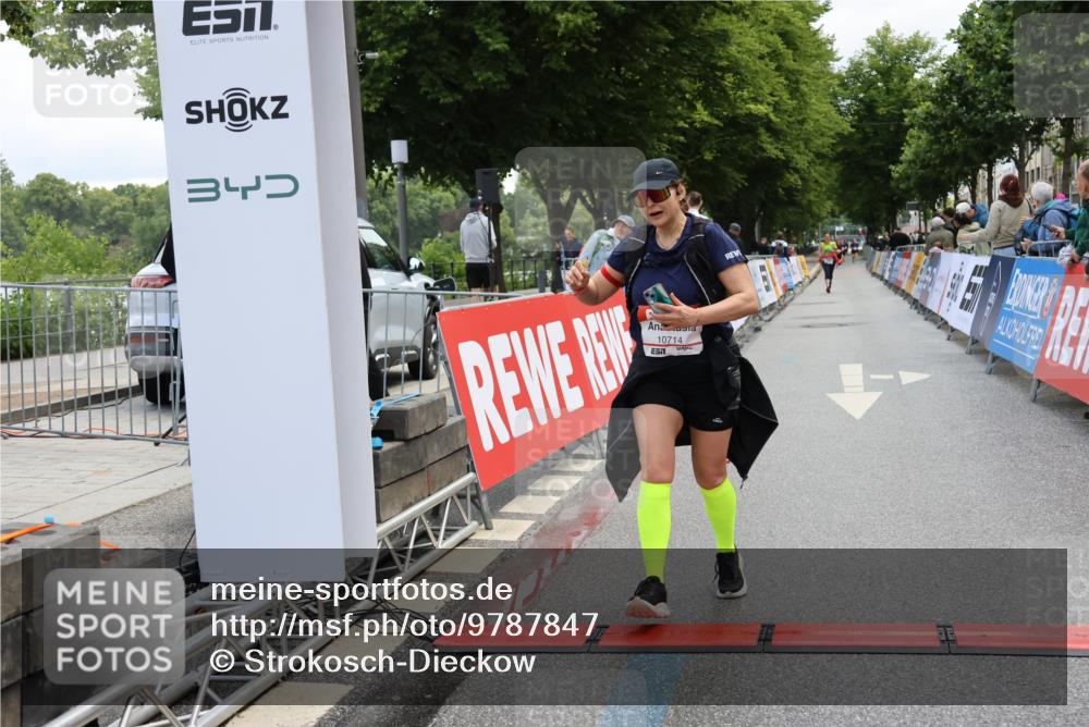14.06.2026 - REWE Women's Run Strokosch-Dieckow http://msf.ph/oto/9787847 14.06.2026 10:21:39 Ziel 10174, 10212, 10520, 10607, 10714, 11256 meine-sportfotos.de