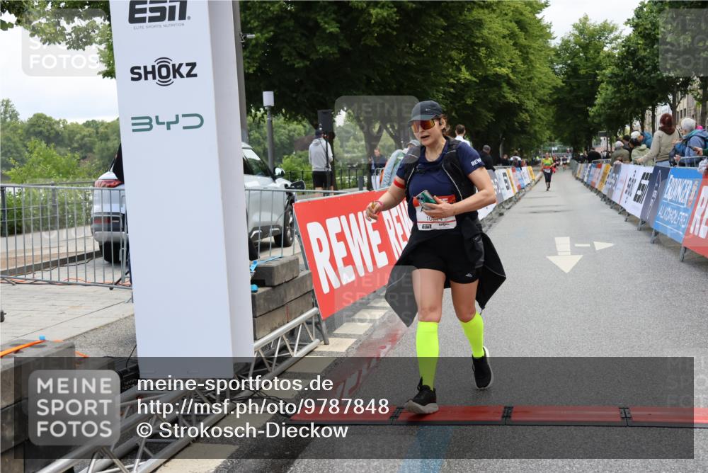 14.06.2026 - REWE Women's Run Strokosch-Dieckow http://msf.ph/oto/9787848 14.06.2026 10:21:39 Ziel 10174, 10212, 10520, 10607, 10714, 11256 meine-sportfotos.de