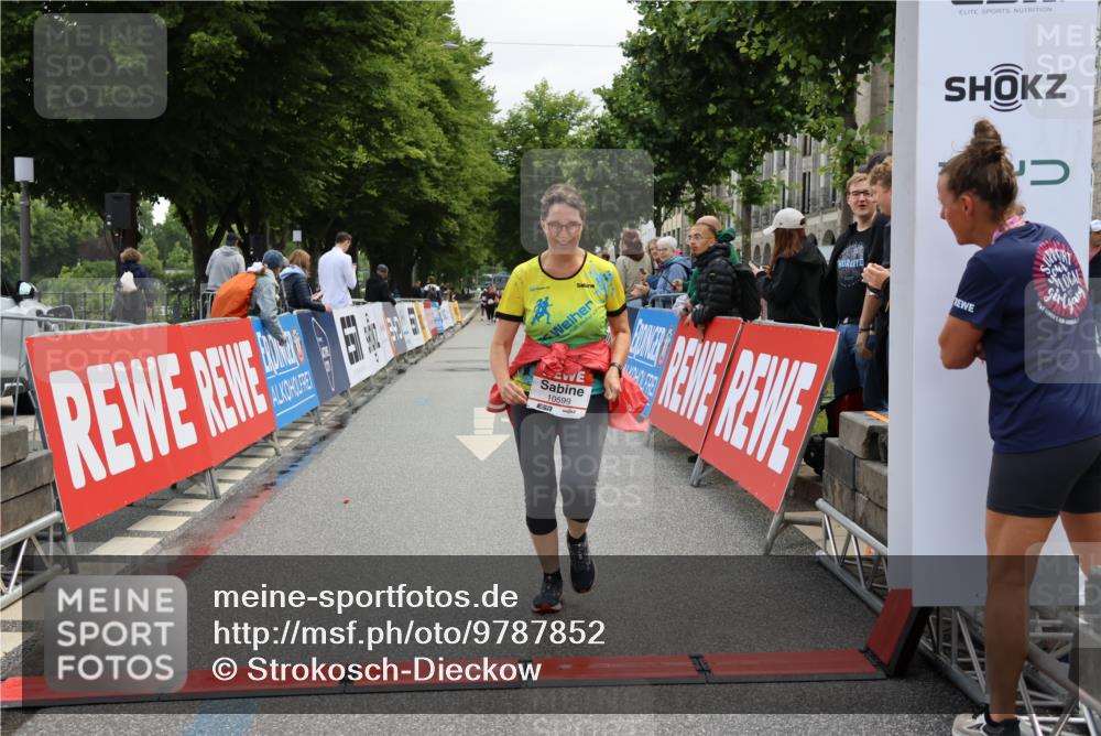 14.06.2026 - REWE Women's Run Strokosch-Dieckow http://msf.ph/oto/9787852 14.06.2026 10:21:50 Ziel 10599 meine-sportfotos.de