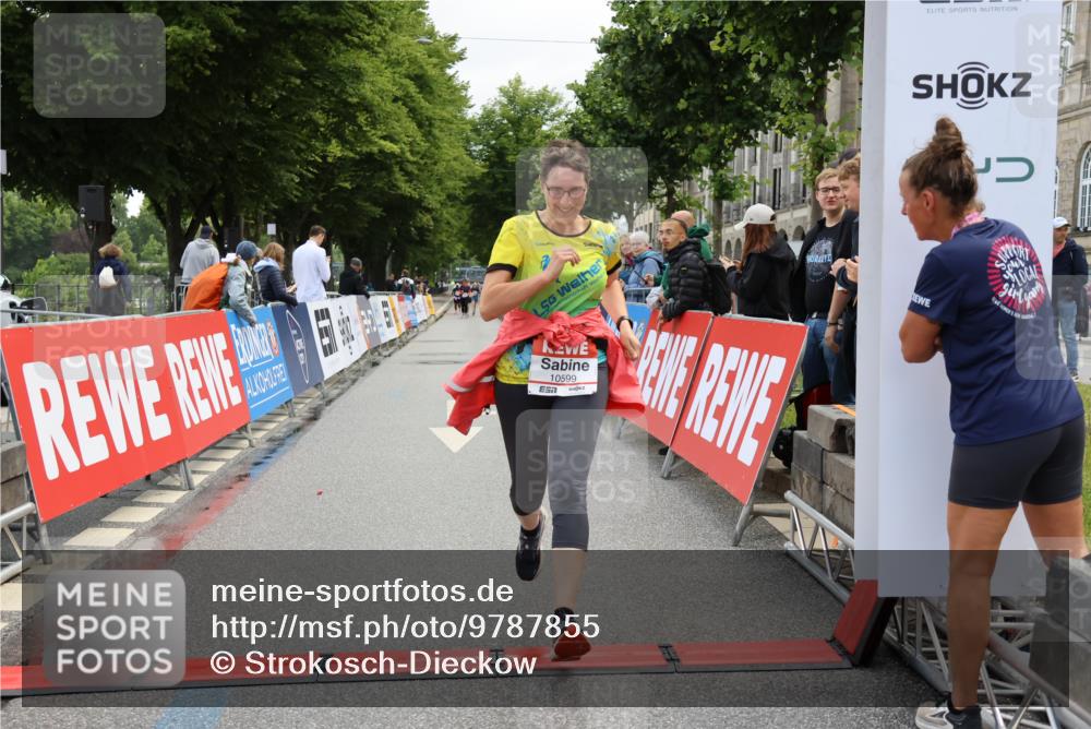 14.06.2026 - REWE Women's Run Strokosch-Dieckow http://msf.ph/oto/9787855 14.06.2026 10:21:50 Ziel 10599 meine-sportfotos.de