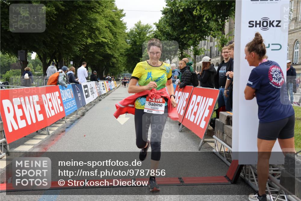 14.06.2026 - REWE Women's Run Strokosch-Dieckow http://msf.ph/oto/9787856 14.06.2026 10:21:50 Ziel 10599 meine-sportfotos.de