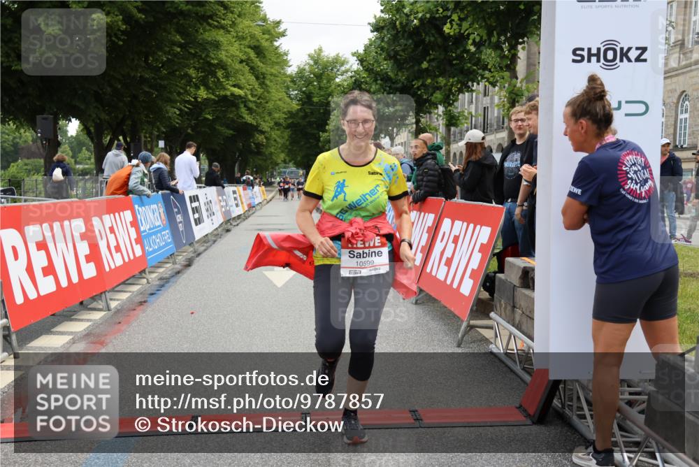 14.06.2026 - REWE Women's Run Strokosch-Dieckow http://msf.ph/oto/9787857 14.06.2026 10:21:50 Ziel 10599 meine-sportfotos.de