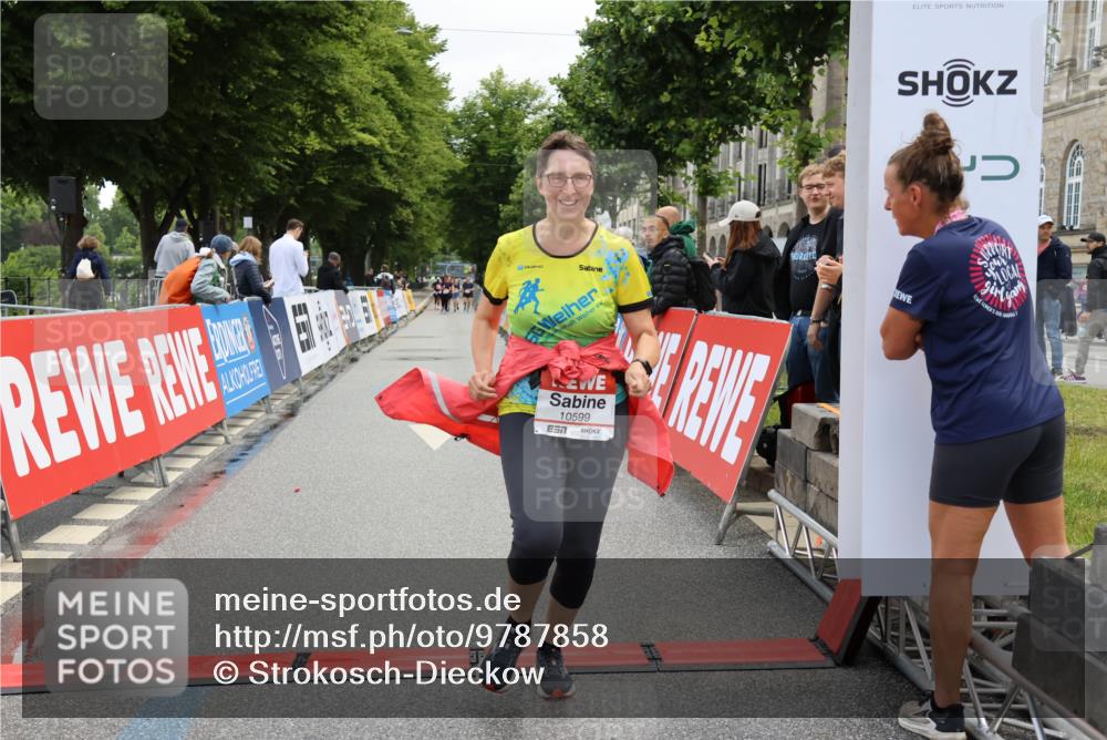 14.06.2026 - REWE Women's Run Strokosch-Dieckow http://msf.ph/oto/9787858 14.06.2026 10:21:51 Ziel 10599 meine-sportfotos.de