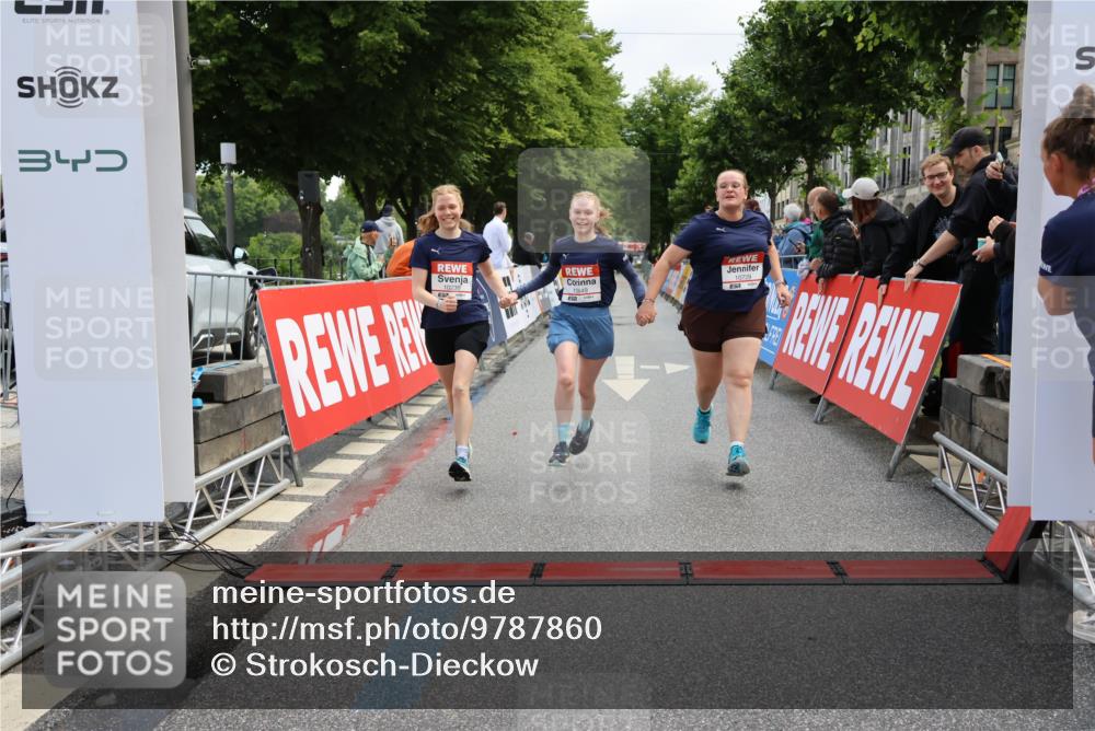 14.06.2026 - REWE Women's Run Strokosch-Dieckow http://msf.ph/oto/9787860 14.06.2026 10:22:10 Ziel 10239, 10649, 10729 meine-sportfotos.de