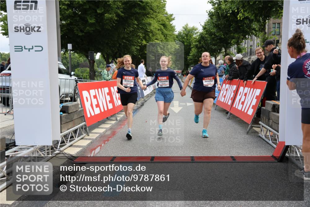 14.06.2026 - REWE Women's Run Strokosch-Dieckow http://msf.ph/oto/9787861 14.06.2026 10:22:10 Ziel 10239, 10649, 10729 meine-sportfotos.de
