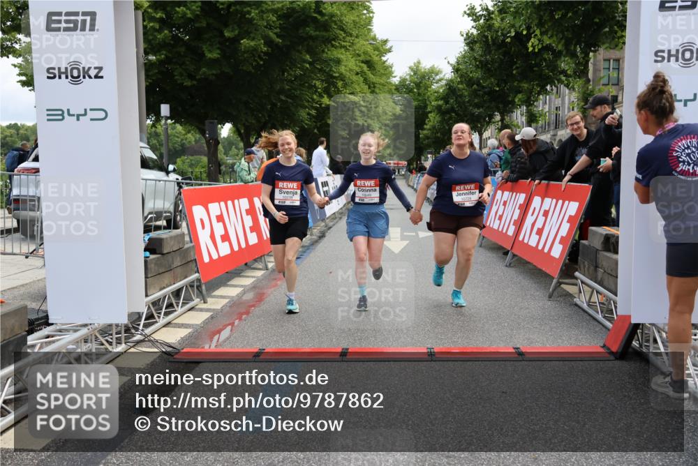14.06.2026 - REWE Women's Run Strokosch-Dieckow http://msf.ph/oto/9787862 14.06.2026 10:22:10 Ziel 10239, 10649, 10729 meine-sportfotos.de