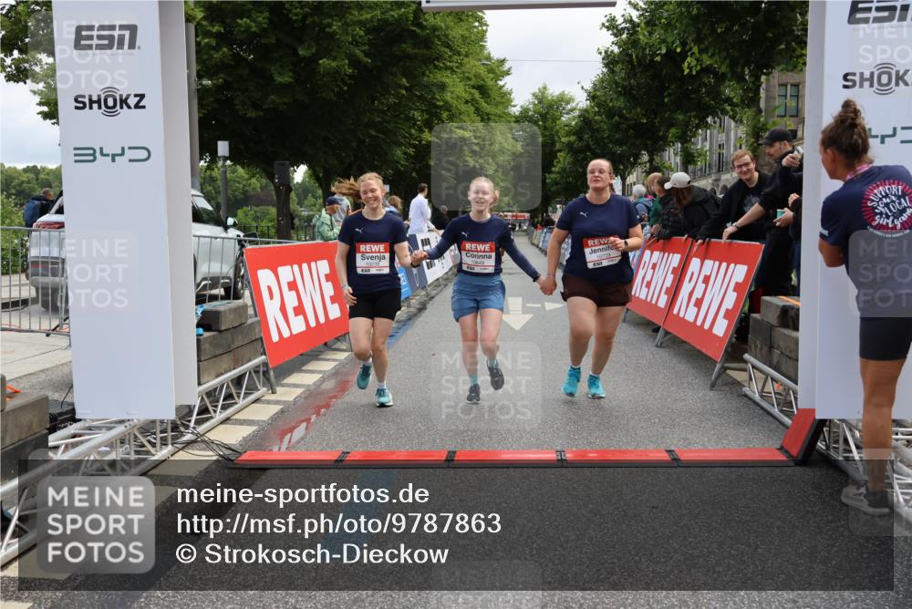 14.06.2026 - REWE Women's Run Strokosch-Dieckow http://msf.ph/oto/9787863 14.06.2026 10:22:10 Ziel 10239, 10649, 10729 meine-sportfotos.de