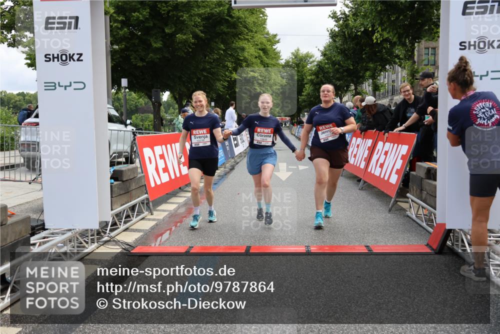 14.06.2026 - REWE Women's Run Strokosch-Dieckow http://msf.ph/oto/9787864 14.06.2026 10:22:10 Ziel 10239, 10649, 10729 meine-sportfotos.de