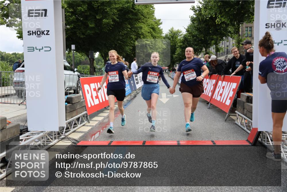 14.06.2026 - REWE Women's Run Strokosch-Dieckow http://msf.ph/oto/9787865 14.06.2026 10:22:10 Ziel 10239, 10649, 10729 meine-sportfotos.de