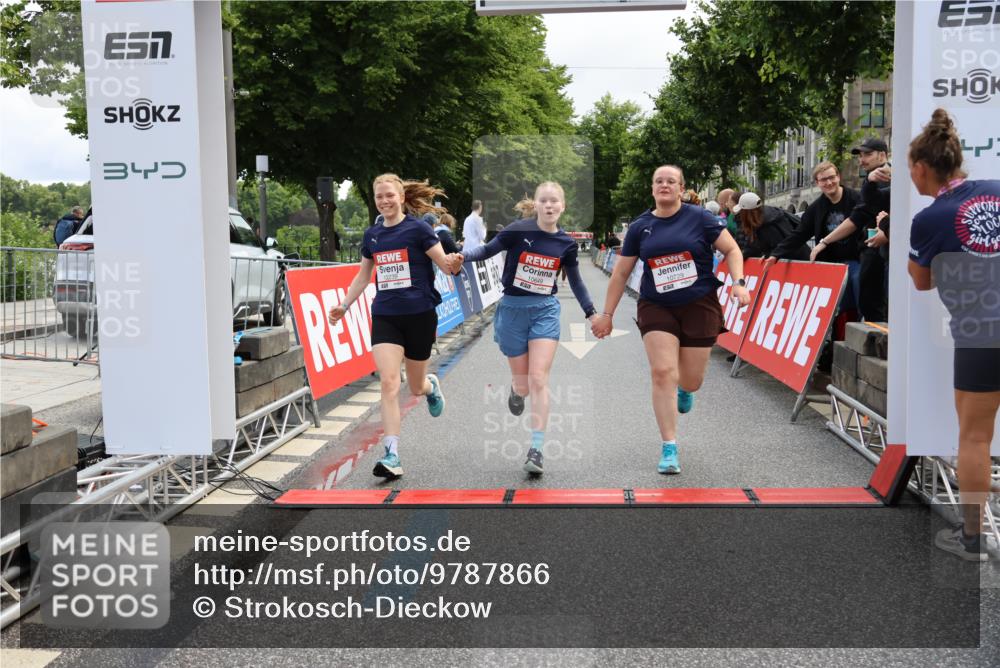 14.06.2026 - REWE Women's Run Strokosch-Dieckow http://msf.ph/oto/9787866 14.06.2026 10:22:10 Ziel 10239, 10649, 10729 meine-sportfotos.de