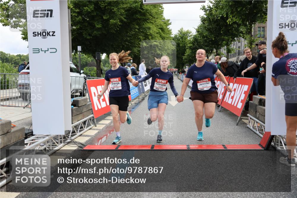 14.06.2026 - REWE Women's Run Strokosch-Dieckow http://msf.ph/oto/9787867 14.06.2026 10:22:10 Ziel 10239, 10649, 10729 meine-sportfotos.de