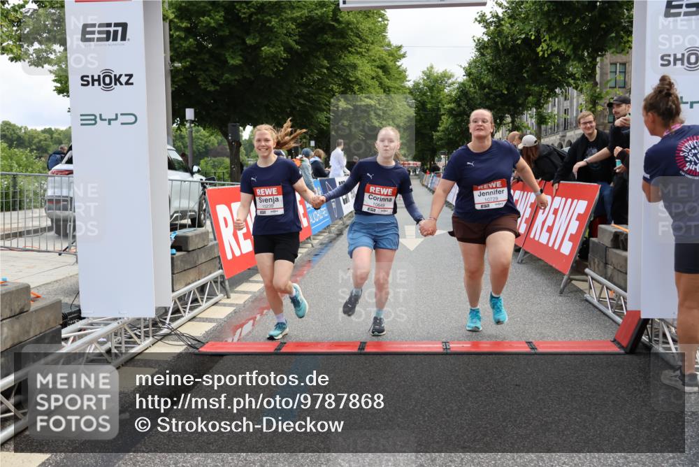 14.06.2026 - REWE Women's Run Strokosch-Dieckow http://msf.ph/oto/9787868 14.06.2026 10:22:10 Ziel 10239, 10649, 10729 meine-sportfotos.de
