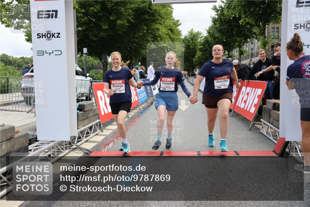 14.06.2026 - REWE Women's Run Strokosch-Dieckow http://msf.ph/oto/9787869 14.06.2026 10:22:10 Ziel 10239, 10649, 10729 meine-sportfotos.de