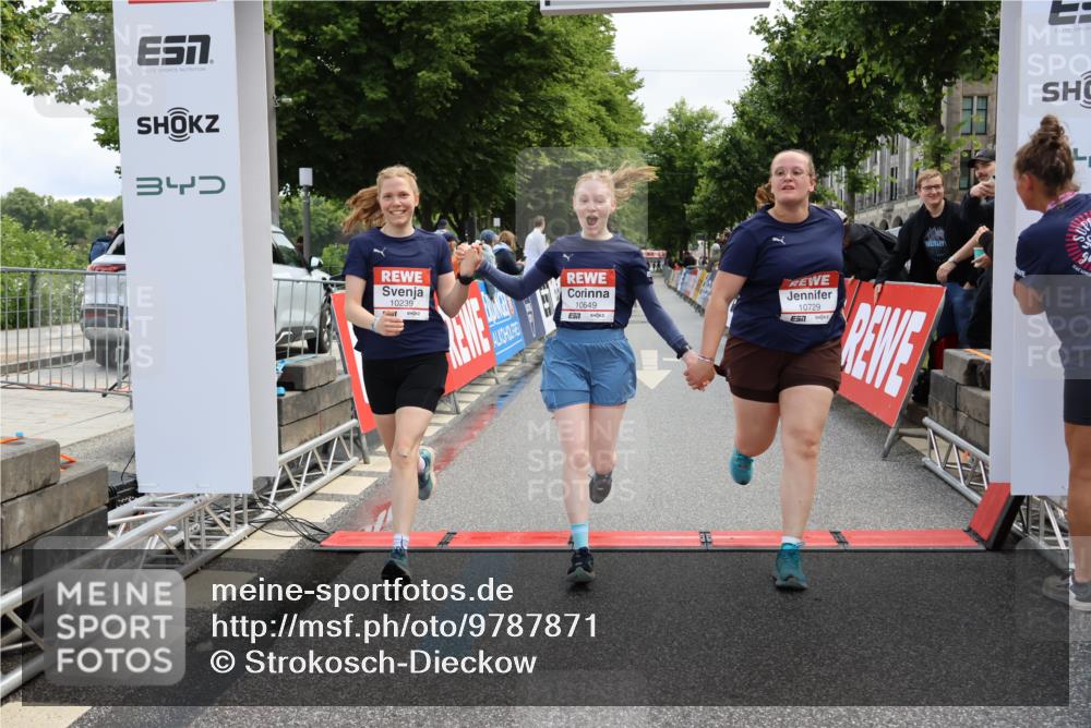 14.06.2026 - REWE Women's Run Strokosch-Dieckow http://msf.ph/oto/9787871 14.06.2026 10:22:11 Ziel 10239, 10649, 10729 meine-sportfotos.de