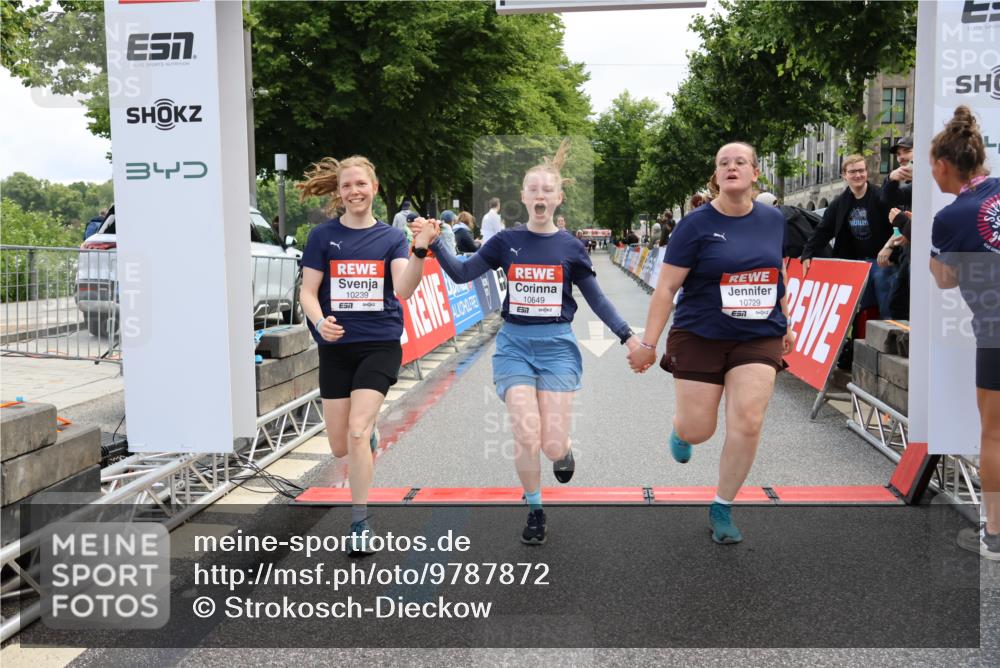 14.06.2026 - REWE Women's Run Strokosch-Dieckow http://msf.ph/oto/9787872 14.06.2026 10:22:11 Ziel 10239, 10649, 10729 meine-sportfotos.de
