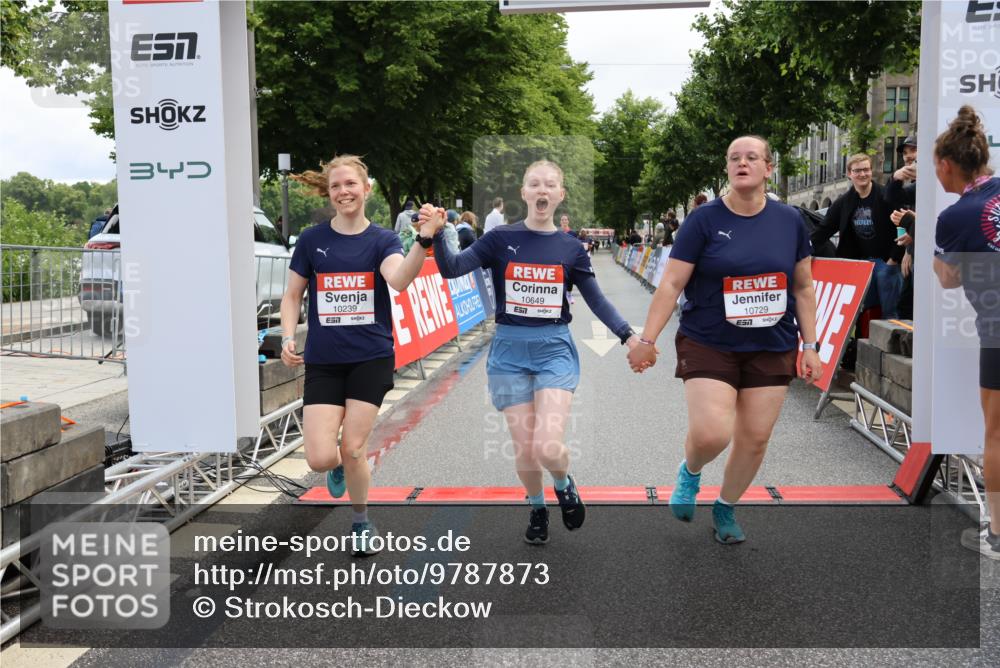 14.06.2026 - REWE Women's Run Strokosch-Dieckow http://msf.ph/oto/9787873 14.06.2026 10:22:11 Ziel 10239, 10649, 10729 meine-sportfotos.de