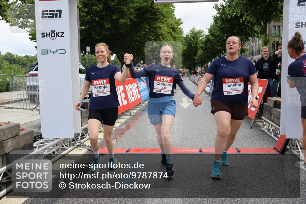 14.06.2026 - REWE Women's Run Strokosch-Dieckow http://msf.ph/oto/9787874 14.06.2026 10:22:11 Ziel 10239, 10649, 10729 meine-sportfotos.de