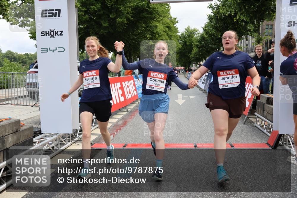 14.06.2026 - REWE Women's Run Strokosch-Dieckow http://msf.ph/oto/9787875 14.06.2026 10:22:11 Ziel 10239, 10649, 10729 meine-sportfotos.de