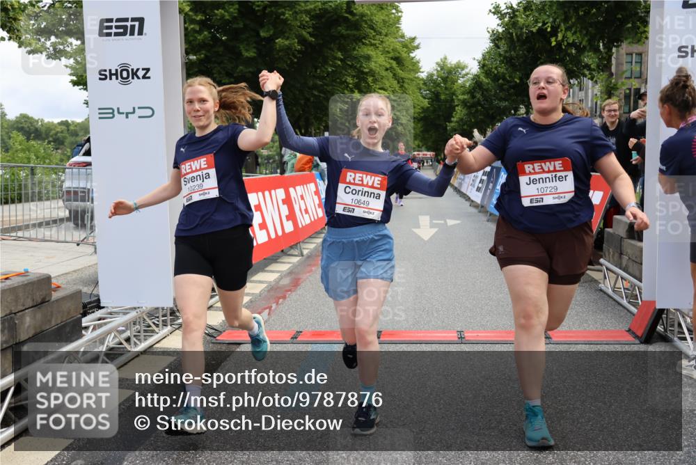 14.06.2026 - REWE Women's Run Strokosch-Dieckow http://msf.ph/oto/9787876 14.06.2026 10:22:11 Ziel 10239, 10649, 10729 meine-sportfotos.de
