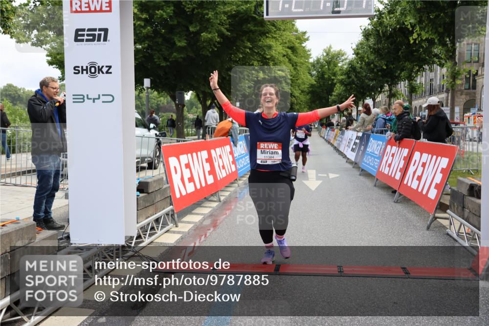 14.06.2026 - REWE Women's Run Strokosch-Dieckow http://msf.ph/oto/9787885 14.06.2026 10:22:17 Ziel 10182, 10239, 10649, 10729, 11384 meine-sportfotos.de