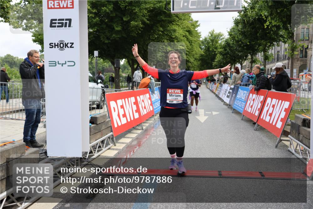 14.06.2026 - REWE Women's Run Strokosch-Dieckow http://msf.ph/oto/9787886 14.06.2026 10:22:17 Ziel 10182, 10239, 10649, 10729, 11384 meine-sportfotos.de