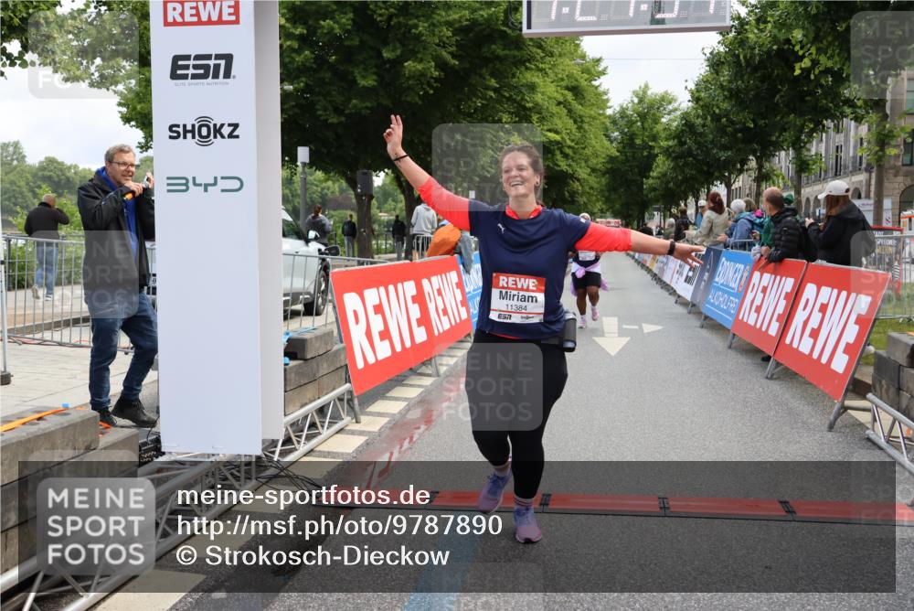14.06.2026 - REWE Women's Run Strokosch-Dieckow http://msf.ph/oto/9787890 14.06.2026 10:22:17 Ziel 10182, 10239, 10649, 10729, 11384 meine-sportfotos.de