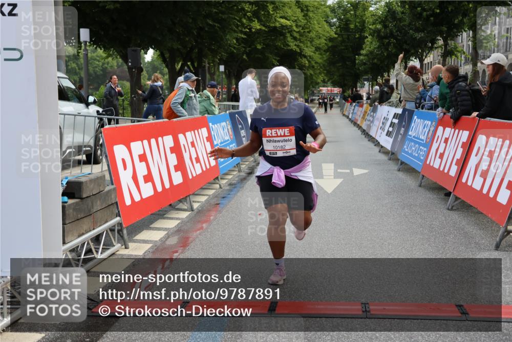 14.06.2026 - REWE Women's Run Strokosch-Dieckow http://msf.ph/oto/9787891 14.06.2026 10:22:20 Ziel 10182, 11384 meine-sportfotos.de