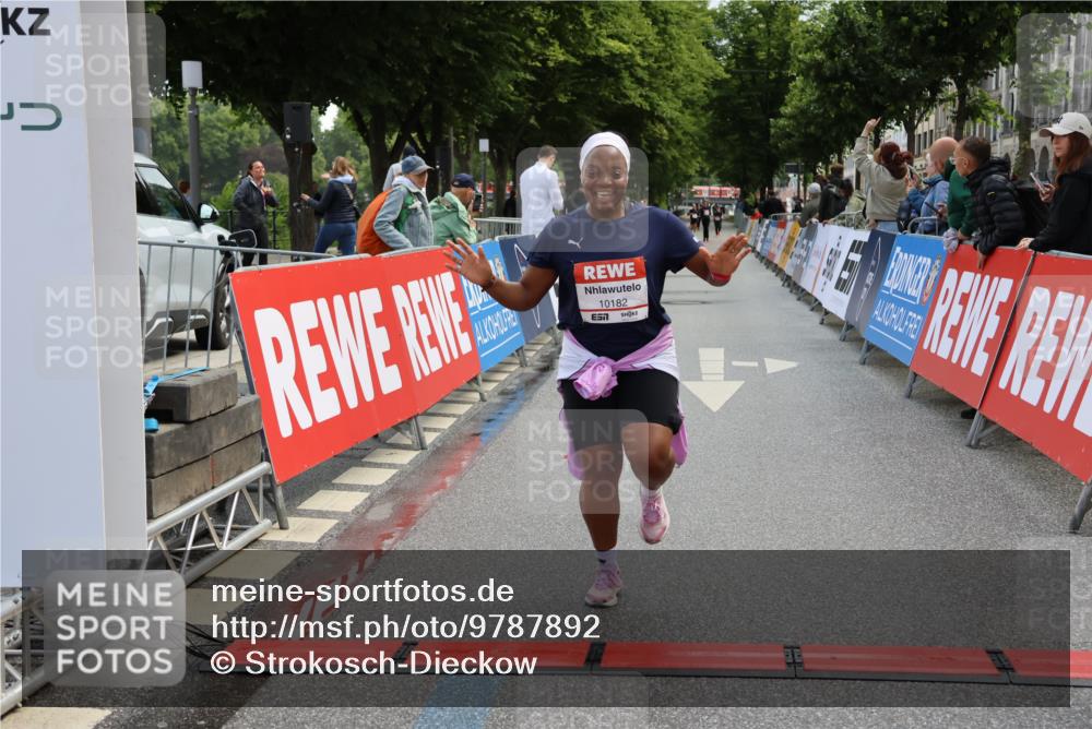 14.06.2026 - REWE Women's Run Strokosch-Dieckow http://msf.ph/oto/9787892 14.06.2026 10:22:20 Ziel 10182, 11384 meine-sportfotos.de
