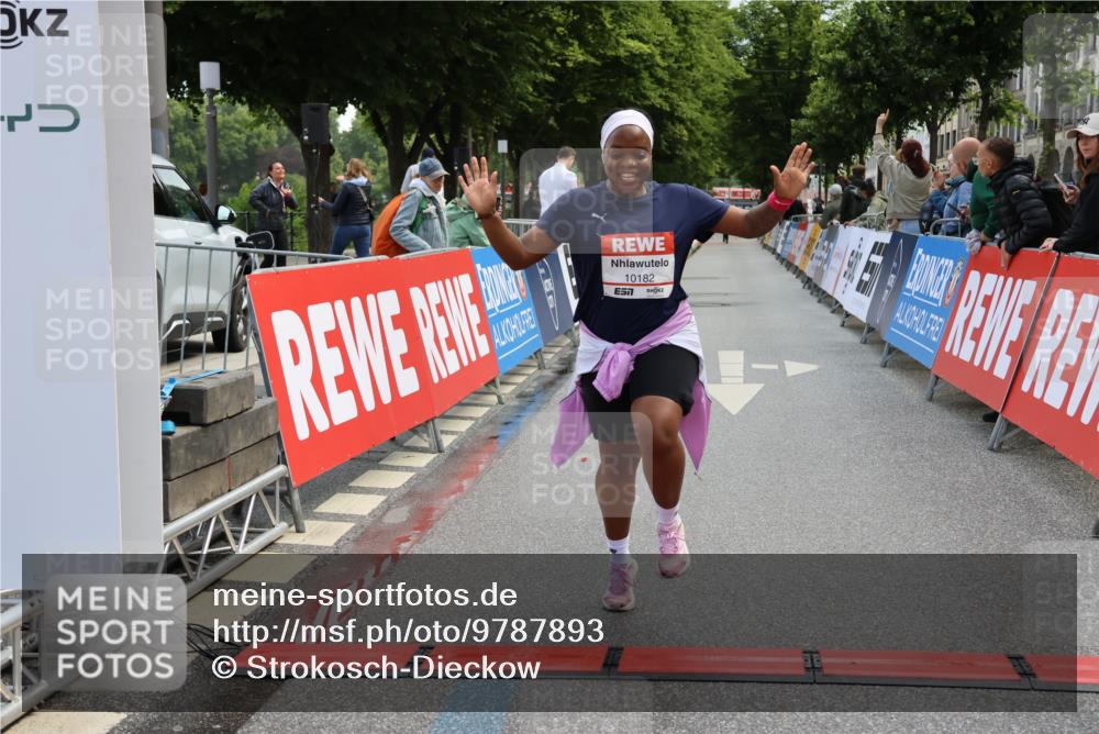 14.06.2026 - REWE Women's Run Strokosch-Dieckow http://msf.ph/oto/9787893 14.06.2026 10:22:20 Ziel 10182, 11384 meine-sportfotos.de