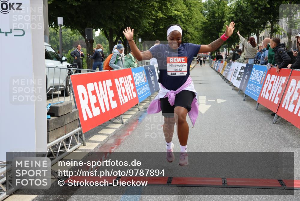 14.06.2026 - REWE Women's Run Strokosch-Dieckow http://msf.ph/oto/9787894 14.06.2026 10:22:20 Ziel 10182, 11384 meine-sportfotos.de