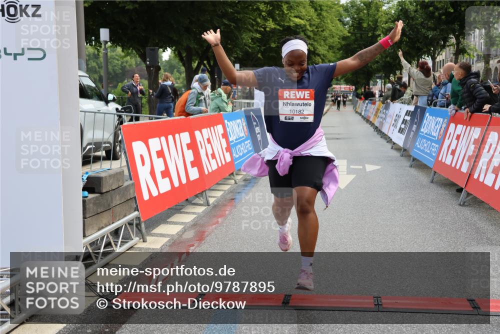 14.06.2026 - REWE Women's Run Strokosch-Dieckow http://msf.ph/oto/9787895 14.06.2026 10:22:20 Ziel 10182, 11384 meine-sportfotos.de