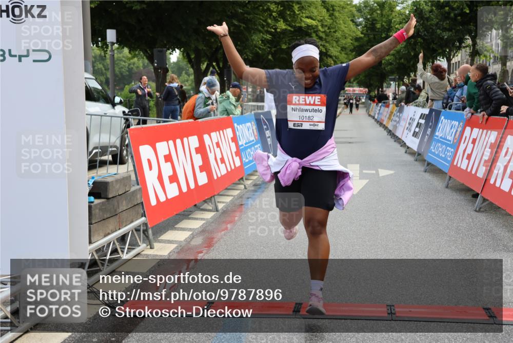 14.06.2026 - REWE Women's Run Strokosch-Dieckow http://msf.ph/oto/9787896 14.06.2026 10:22:20 Ziel 10182, 11384 meine-sportfotos.de