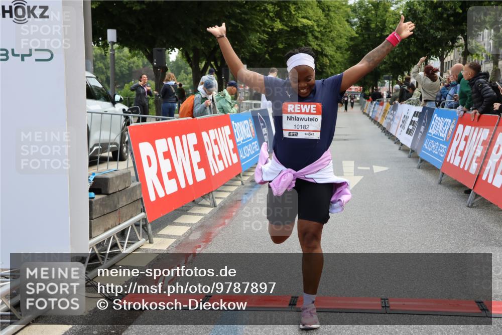 14.06.2026 - REWE Women's Run Strokosch-Dieckow http://msf.ph/oto/9787897 14.06.2026 10:22:20 Ziel 10182, 11384 meine-sportfotos.de