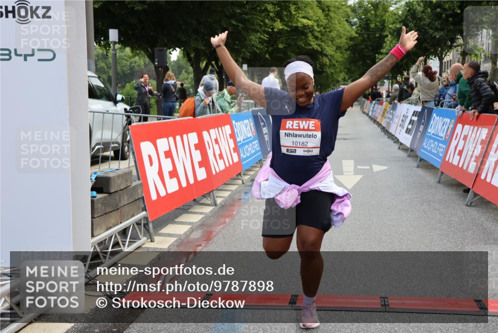 14.06.2026 - REWE Women's Run Strokosch-Dieckow http://msf.ph/oto/9787898 14.06.2026 10:22:20 Ziel 10182, 11384 meine-sportfotos.de